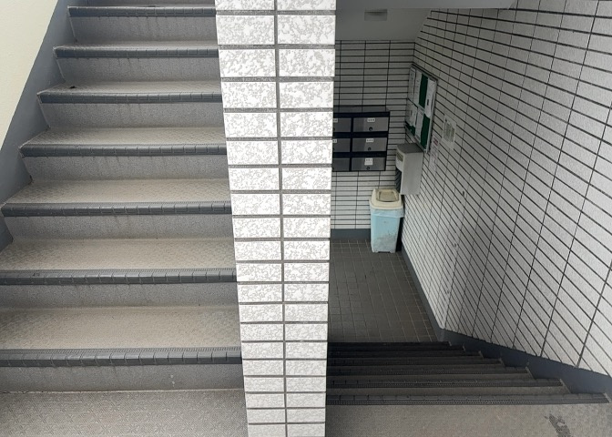 共用部分は、一棟の建物に住む区分所有者全員が共同で所有するとし、共用部分の管理、補修などは、区分所有者で形成される管理組合が行います。個人の判断で勝手に変更することはできませんので覚えておきましょう。