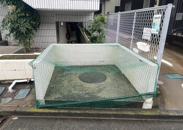 共有部分は、住民なら誰もが使える設備のこと。例えば駐車場やエレベーター、インターネット設備、セキュリティ設備などがあります。他にも、マンションの廊下・外部階段やエントランス・ゴミ置き場などがあります。