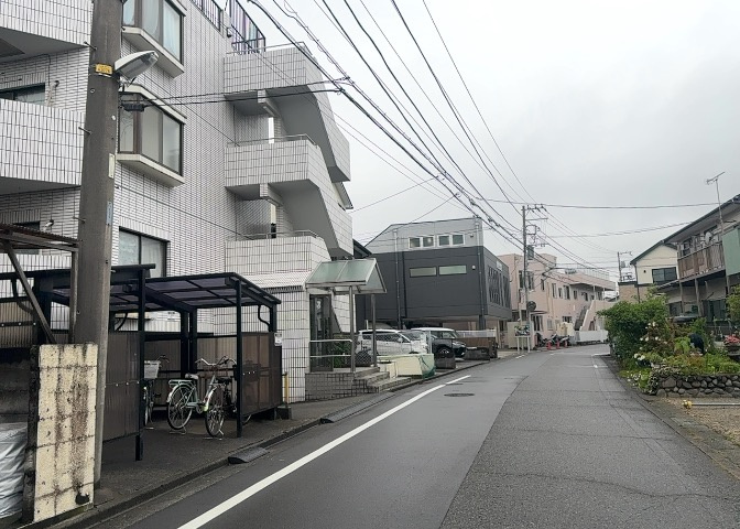 隣家の土地はどうなっているのか、生活利便施設が近くにあるのか、学校まで近いかなど、お客様のライフスタイルにあわせたイメージが重要です。また、近くにあると困る施設が近くにないかも確認するといいでしょう。