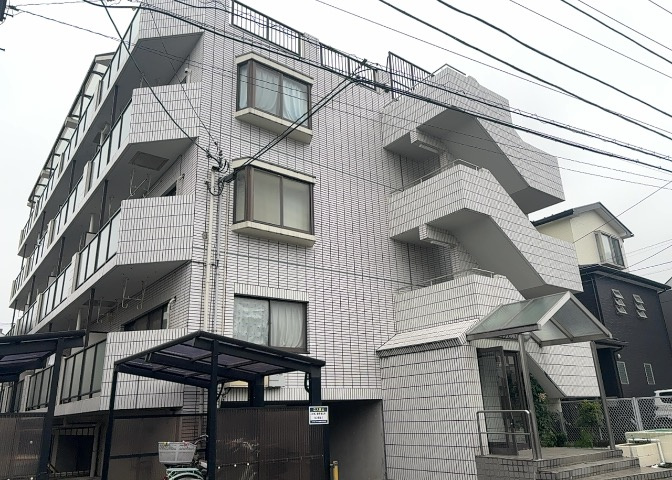 眺望の良さを楽しめるダイニングキッチンで家族団らんの時間を過ごしてはいかがでしょうか。バルコニーから見える景色を家族で眺める時間は、時間が経つのを忘れてしまいそうですね。是非、現地を見に行きましょう！