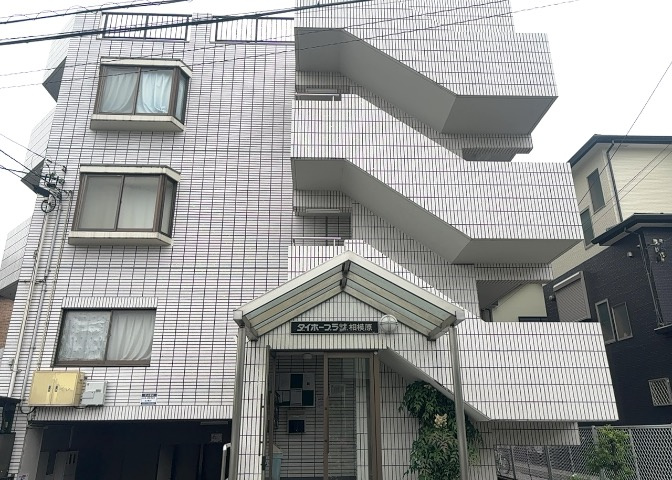道幅が広い場所は日当たりや風通が良好です。幅が広いのですれ違いも可能ですし大きな車でも駐車可能！一方で、大型車が通ることも多くなるため交通量の増加により騒音に繋がります。また土地の値段が高くなります。