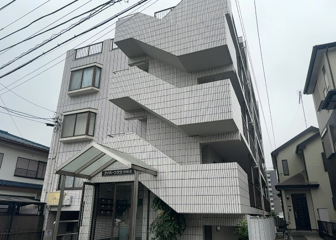 ＲＣ造、Reinforced　Concreteは直訳すると補強されたコンクリートです。主に柱や梁・床・壁が鉄筋とコンクリートで構成おり、鉄筋を組んだ型枠にコンクリートを流し込んで固めたものを指します。