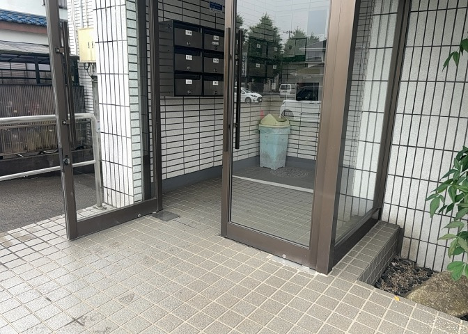 共用部分は、一棟の建物に住む区分所有者全員が共同で所有するとし、共用部分の管理、補修などは、区分所有者で形成される管理組合が行います。個人の判断で勝手に変更することはできませんので覚えておきましょう。