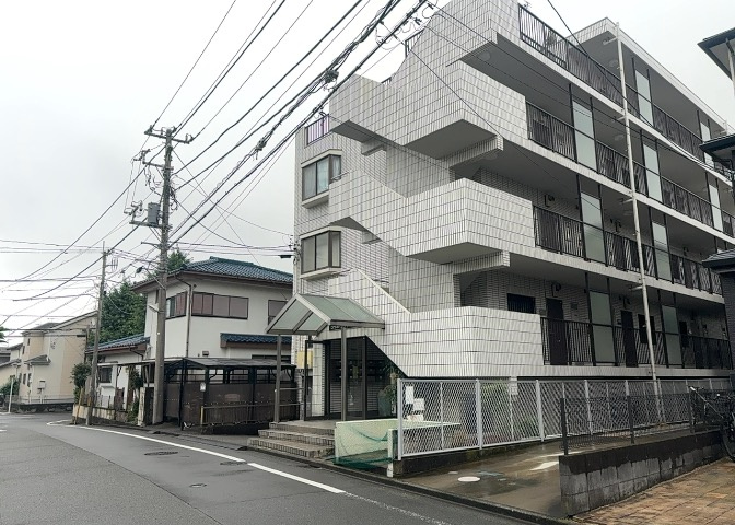 外観はマンション管理がされているかの目安になります。築年数が古いと、壁面は劣化してひび割れが生じることも！建物が古びていても細かいところが修繕されていると、きちんと管理されているなぁと感じるでしょう。