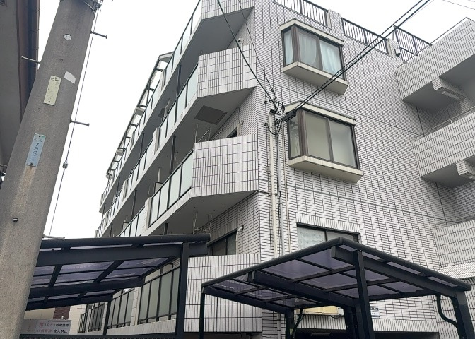 一般的なバルコニーは、奥行1.5ｍ程ですが、ワイルドバルコニーは2ｍまで広がっています。そのため洗濯物の間隔をあけ干すことができ、乾きやすいというメリットや、ガーデニングが楽しめる等の特徴があります。