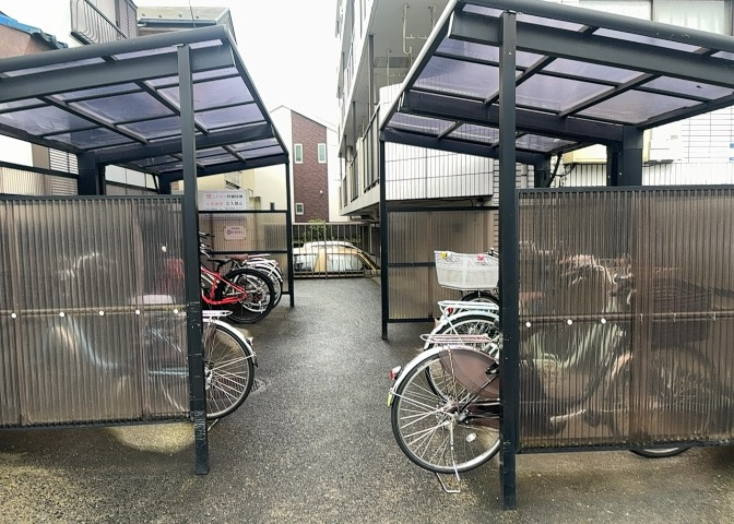 車一台あたりに必要なスペースは、標準サイズの普通自動車で横幅2m50cm、長さ5mは必要になります。ただし、乗降のことも考慮して横幅3m30cm、長さ5m50cmほどは確保できるところを選びましょう。