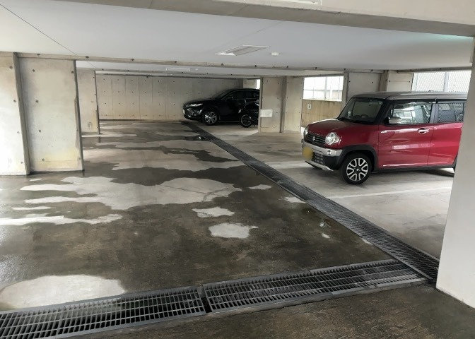 駐車場と明記されていても、最小スペースでつくられた駐車場だと大型車は駐車できなかったり、出入りしにくくなったりする可能性があります。お車のサイズと購入したい物件の駐車場のサイズを現地で確認しましょう。
