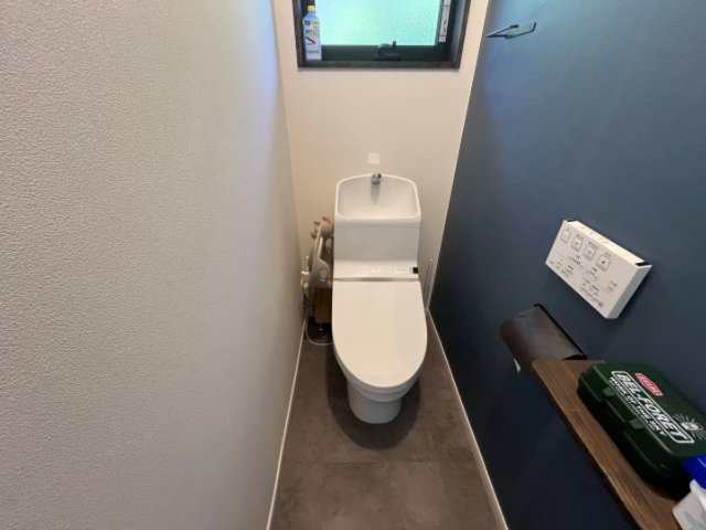 1階トイレはシックな色使いで仕上げられています