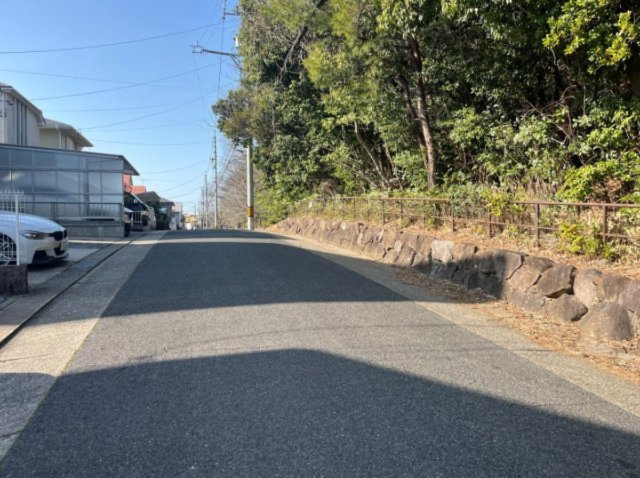 本物件前面道路です。道路向かいは島田緑地で緑がいっぱいの住環境です