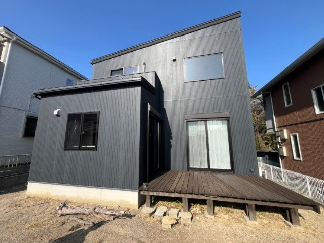 広々とした庭ではガーデニングやBBQ、自宅キャンプも楽んでいただけます