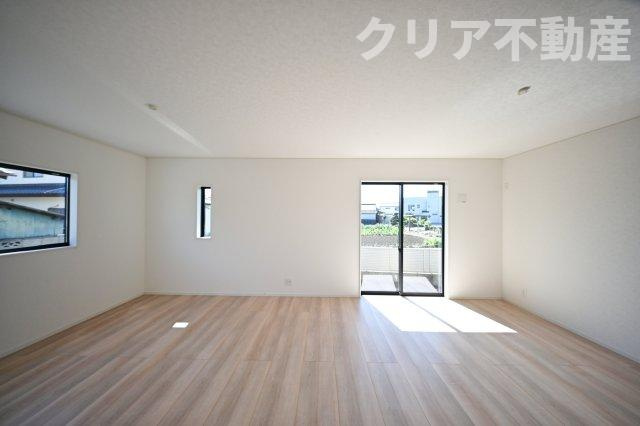 日当たりがよく広いリビングは家族が自然と集まる居心地の良い空間です♪