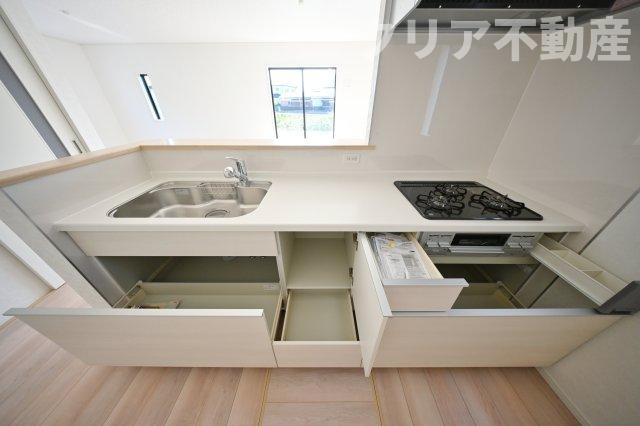 スライド収納付きシステムキッチン。パスタ鍋や圧力鍋の出し入れもスムーズ！