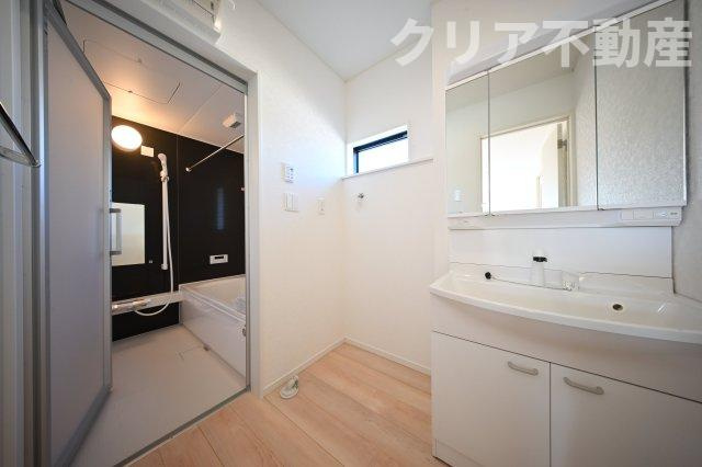 3面ミラーの後ろは収納スペースを完備。生活感のあるものは隠して、スッキリシンプルな洗面台に！