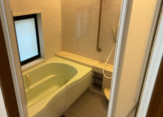 入浴時の快適さも大事なことですが、綺麗な状態を維持できなければ気持ちよく入浴できません。毎日の掃除が楽という点は大事なポイントになります！カビが生えにくく掃除がしやすい、壁や浴槽を選ぶといいでしょう。