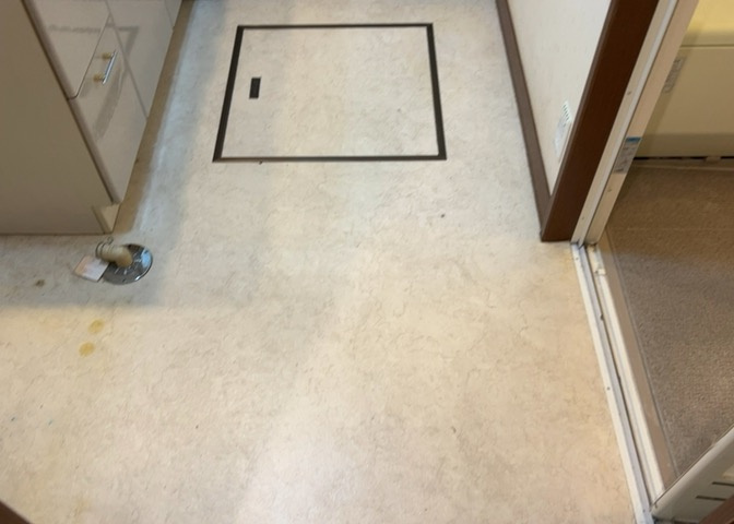 多くの戸建て住宅で見かける洗面脱衣所は、洗面台と洗濯機が2畳ほどのスペースに並べられていて、洗面所が脱衣所を兼ね備えている間取りが一般的です。お客様が利用することもある、パブリックな空間でもあります。