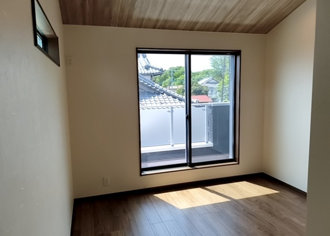 寝室でゆっくりと過ごすためにはベッド周りの適度な空間を担保することや窓の位置、照明の明るさ、寝室の広さなどを考える必要があります。自身や家族の構成とライフスタイルに併せて寝室にする部屋を選びましょう！