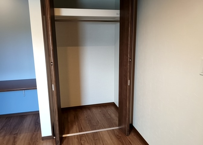 デザイン性を重視しすぎて収納が少なかった！なんてことにならないため、事前に現地で収納の数を確認しておくことをお勧めします。クローゼット以外にも床下収納や屋根裏収納、パントリーなどもチェックしましょう。
