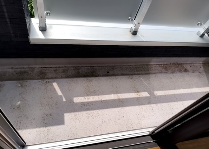 バルコニーは、室外の専用スペースのうち、「屋根がなく開放された空間」であるものを指します。ベランダより広いタイプのものが多く、日当たりもよいため家庭菜園などを楽しみたい人にとって適した環境となります。