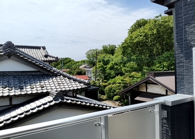 眺望を気にして物件を探す場合、前面に建物が建っていないか現地で確認しましょう！前面に建物があると景色はもちろん、日当たりや風通しにも影響が出てきます。住んだ時のことを想像しながら現地見学をしましょう。