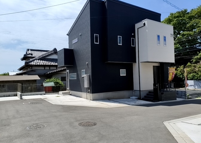 住宅用の土地では前面道路に2m以上接していなければならないと法律で定められています。しかし、お持ちの車のサイズやライフスタイルなどにより、2mでは利便が悪い場合もございますので、事前に確認しましょう。