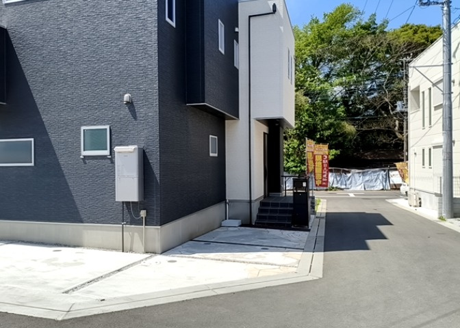 お持ちの車種によっては前面道路が広い方が便利でしょう。しかし、前面道路が広ければその分交通量が多くなるため、騒音などが気になる場合があります。実際に現地を見学し、周辺交通量や騒音などを確認しましょう！