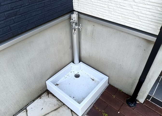 敷地内に散水栓や立水栓があると便利です。水道水を直接利用できるため、水を運ぶ手間を省くことが出来ます。大量の水を必要とする洗車作業や清掃などに役立ちます。その他設備とあわせて、現地でご確認ください。