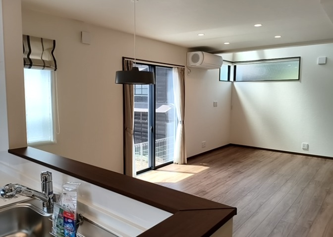 ダイニングとキッチンの間を扉や壁などで仕切らず、一体化させた間取りです。キッチンカウンターがついている物件ならば、食事をキッチンカウンターで取ることで、ダイニングスペースをリビングとして使用できます。
