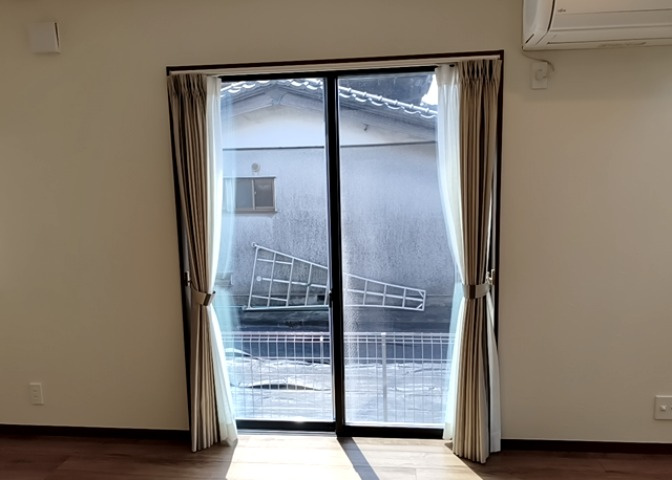サッシは、ガラス窓に使用される金属製の窓枠です。一般的に住宅建築では、金属製建具工事の段階でガラス類・玄関などと同時に設置されます。種類や構造により断熱性能や遮音性能が異なるので現地でご確認ください。