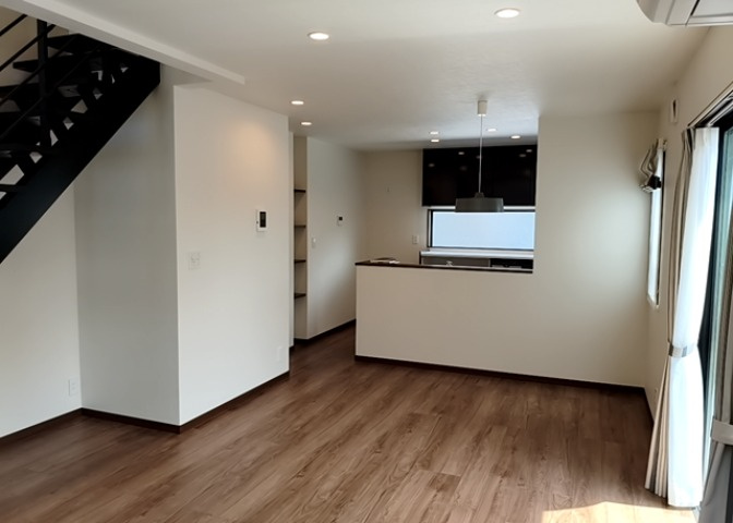 直線タイプはLとDKを一直線に並べた形で対面キッチンのタイプです。一般的なのでよく見かけるかもしれません。直線タイプに似た直接アイランドタイプは、キッチンとダイニングの間に壁がない分広く感じられます。