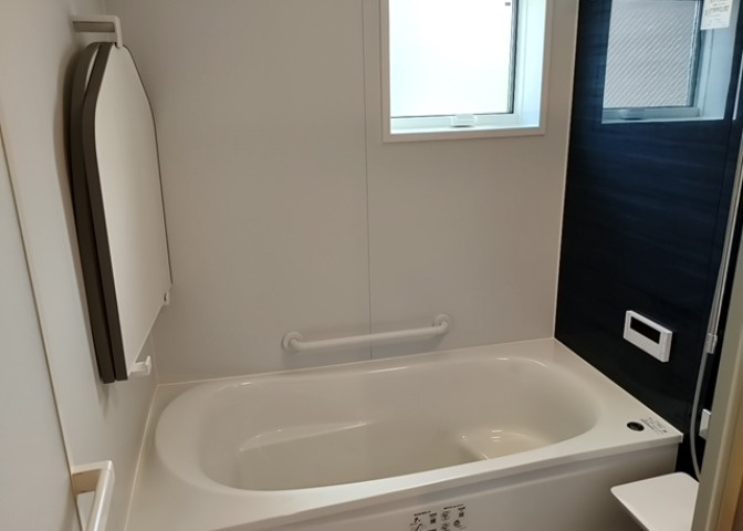 入浴時の快適さも大事なことですが、綺麗な状態を維持できなければ気持ちよく入浴できません。毎日の掃除が楽という点は大事なポイントになります！カビが生えにくく掃除がしやすい、壁や浴槽を選ぶといいでしょう。