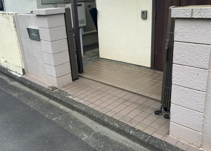 建物の基礎工事の方法は、主流となっているベタ基礎（防湿基礎）と布基礎の2種類に分類され、床下の通気性や耐久性などに違いがあります。建物の基礎部分の構造や付帯設備など詳細については現地でご確認ください。