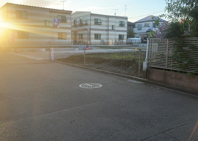 現地に行くなら、物件の周囲の地形がどうなっているかを見ることも大切です。周辺より低くなっている土地では、大雨などで水が集まりやすいため、地盤が弱くなっているということも考えられるため、注意が必要です。