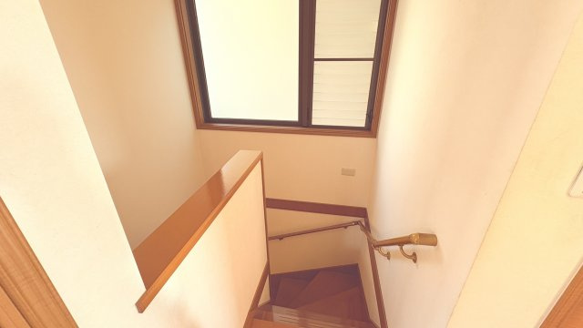 自然光が差し込む明るい階段スペースは日中でも安心して上り下りができる設計。手すりが設けられておりお子様からご年配の方まで安全に配慮されています。踊り場もありゆとりのある動線で昇降しやすい点も魅力。