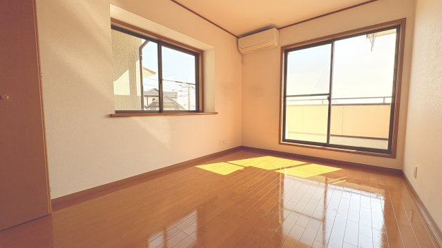 2面採光で明るく開放感のある洋室は、日中は自然光がたっぷり差し込む心地よい空間です。広さにもゆとりがあり、ベッドやデスクを置いてもゆったり使えるため、主寝室や子ども部屋としても最適。