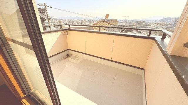 洋室から直接出入りできるバルコニーは、開放感のある眺望が魅力です。周囲の景色を見渡せるため、気分転換やリフレッシュにも最適なスペース。陽当たり・風通しともに良く、洗濯物も気持ちよく乾かせます。