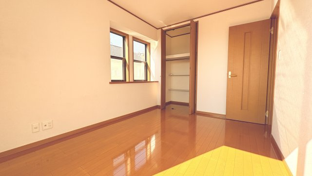 面採光で明るさをしっかり確保した6帖の洋室はコンパクトながらも使い勝手の良い空間。クローゼット付きで収納力もあり衣類や荷物もすっきり整理可能。シンプルな内装でレイアウトしやすい、実用性の高い一室です。