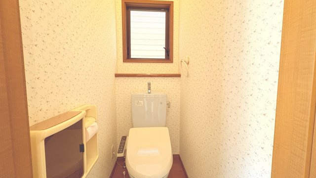 やさしい柄のクロスが印象的なトイレ空間は、落ち着いた雰囲気でリラックスしてご利用いただけます。温水洗浄機能付きで快適性も確保。小窓が設けられているため換気もしやすく、明るさも感じられる設計です。