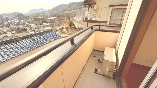 2階からの開放的な眺望が魅力のバルコニーは周囲の街並みや山並みを一望できる贅沢な空間。陽当たり・風通しともに良く洗濯物も気持ちよく乾かせます。室外機を置いても十分な広さが確保されており使い勝手も良好。