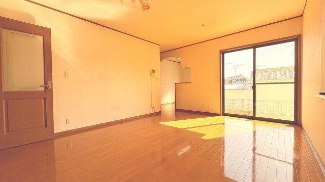 窓からたっぷりと陽光が差し込む明るく開放的なリビング空間。広々としたフローリングは家具配置の自由度も高くご家族でゆったりとくつろげます。外へとつながる窓により通風も良好で日中は照明いらずの快適な空間。