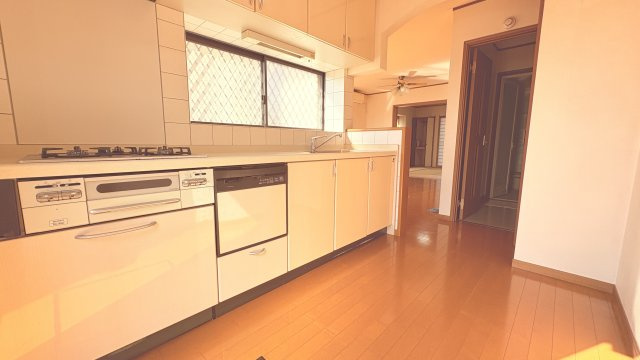 使い勝手の良いシステムキッチンは作業スペースも広くお料理がはかどる設計。収納も備わっており調理器具や食器類もすっきり整理可能。リビングとのつながりもありご家族との会話を楽しみながら家事ができる点も魅力