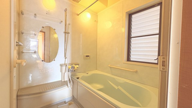 ゆったりとした浴槽が備わった浴室は一日の疲れをしっかりと癒せる空間です。手すり付きで安心して入浴でき幅広い世代に配慮された設計となっています。窓があるため換気もしやすく湿気がこもりにくいのもポイント。
