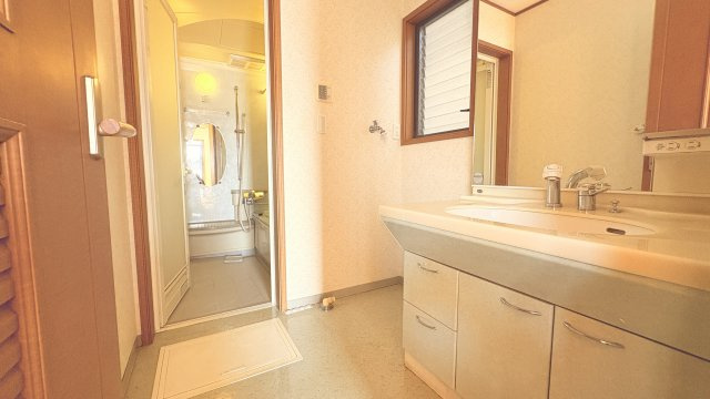 収納力のある洗面化粧台を備えた洗面スペースは朝の身支度もスムーズに行える設計。広さにもゆとりがあり洗濯機置場も確保されているため家事動線も良好。窓付きで明るく換気もしやすく清潔感を保ちやすい快適な空間