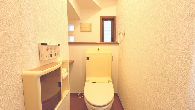 清潔感のあるトイレ空間は温水洗浄機能付きで快適にご利用いただけます。上部には小窓があり明るい印象。換気もしやすくいつでも清潔な状態を保てます。操作パネルも手の届きやすい位置にあり使い勝手も良好。