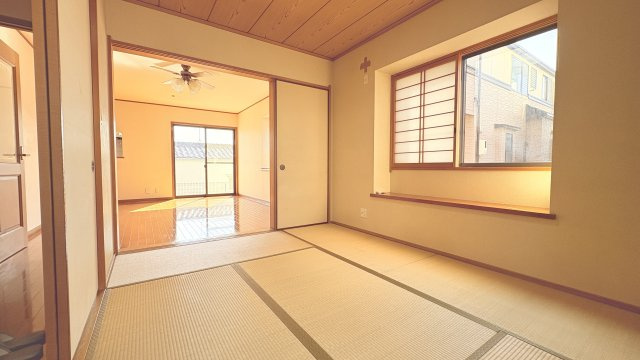 落ち着いた雰囲気が魅力の和室は畳のぬくもりを感じながら過ごせる空間。隣接するリビングとつなげて使うことでより開放的な空間としても活用可能。客間やお子様の遊び場くつろぎスペースとしても重宝します。