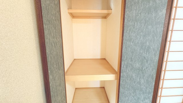 奥行きのある押入収納は布団や季節物の収納にも便利な大容量スペースです。上下に分かれた棚により、使い分けしやすく整理整頓もスムーズ。和室との相性も良く、生活感を抑えたすっきりとした空間づくりが可能です。