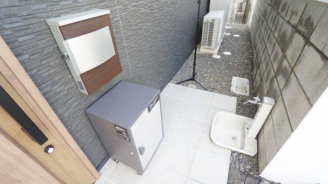 玄関に嬉しい宅配ボックス、立水栓つき
