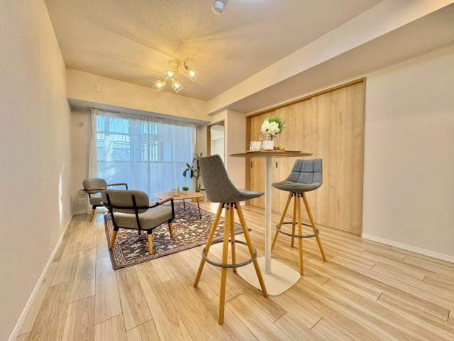 リビングに隣接した洋室は引き戸で仕切って個室としても、開けて開放的にも使える間取りです。