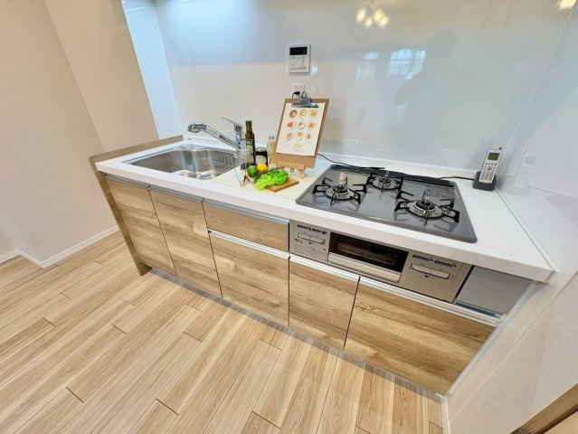 3口コンロで複数の料理を同時に進行可能。時短にも役立ちます。