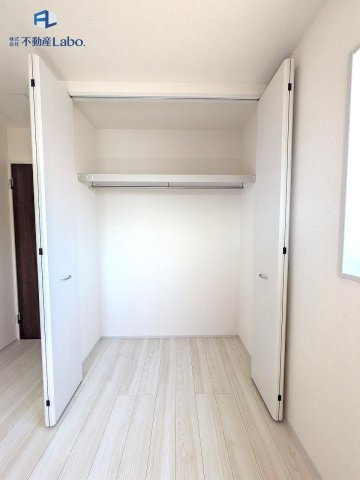 ●クローゼット●　ハンガーラック付きの大容量収納スペースは、各居室に採用されております♪実際に見ていただくと奥行きが深く大変好評です♪