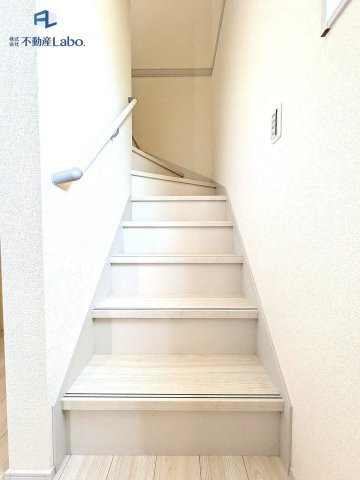 ●階段●　階段には手すりが付いており、小さなお子様から高齢の方まで上り下りしやすくなっております。